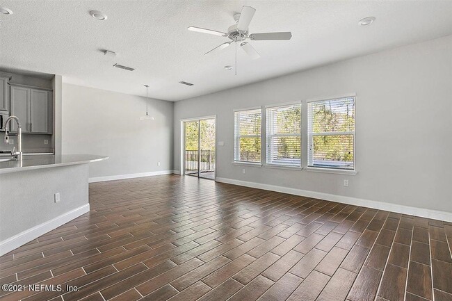 Photo - 152 Clifton Bay Lp