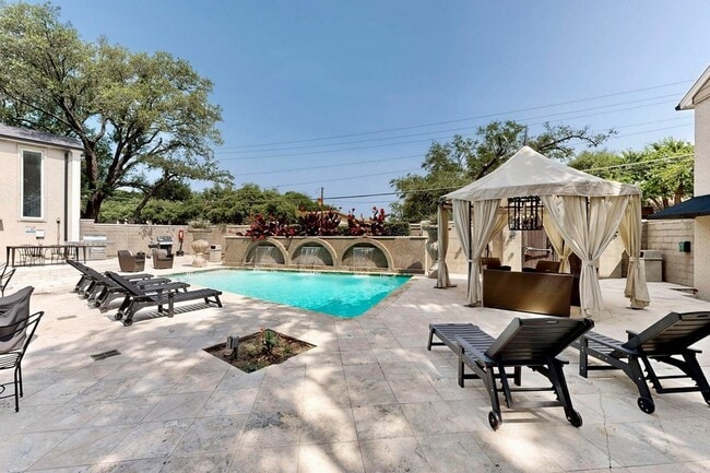 Building Photo - 7736 Meadow Rd Unit 203