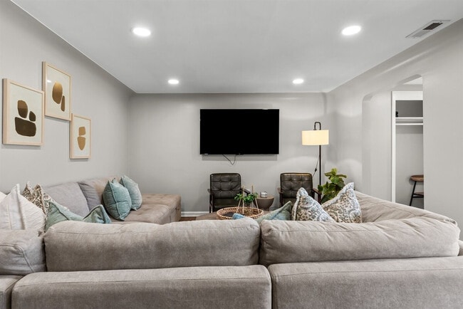 Building Photo - 8254 Mary Ann Ave Unit ID1032360P