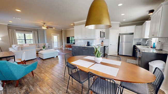 Building Photo - 636 Clay St Unit ID1328091P