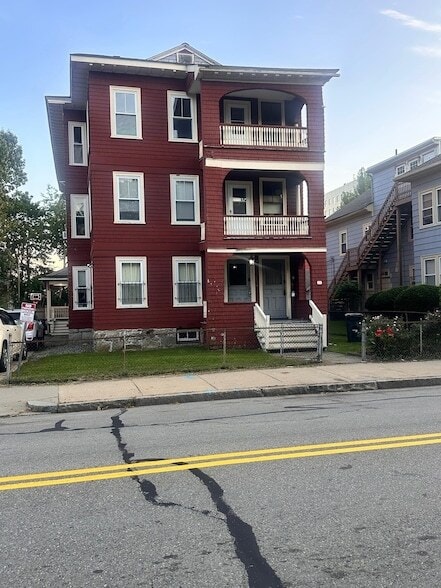 Building Photo - 144 Elm St Unit 3