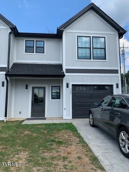 Building Photo - 703 N Main Ave