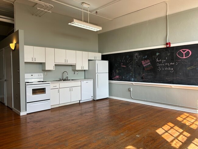 Kitchen - 125 Oak Street apartments