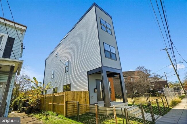 Photo - 4421 Kane Pl NE