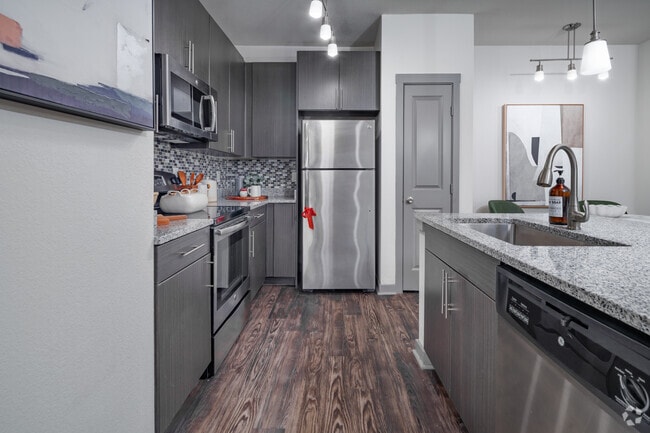 1BR, 1BA - 792SF - Granite Countertop Kitchen - Axis Hamilton