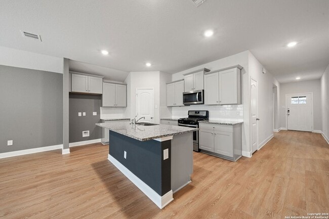 Photo - 1080 Amble Oak