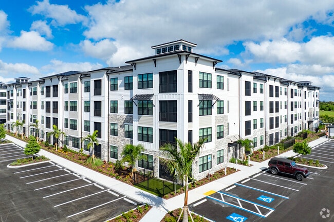7120 Henry Dr Bradenton, FL - The Stadler Luxury Apartments