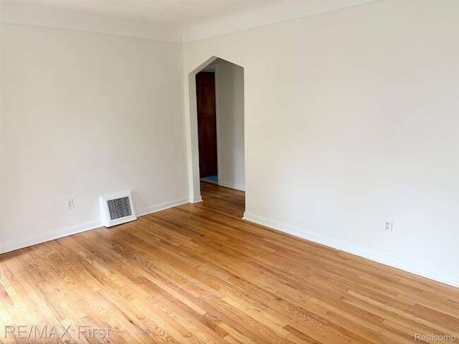 Photo - 317 E Webster Rd