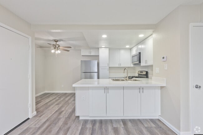 2BR, 1BA - 739SF - Kitchen/Dining Room - Park Villas Apartment Homes