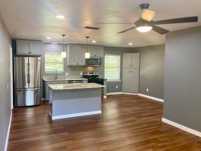 Photo - 901 Avenue E