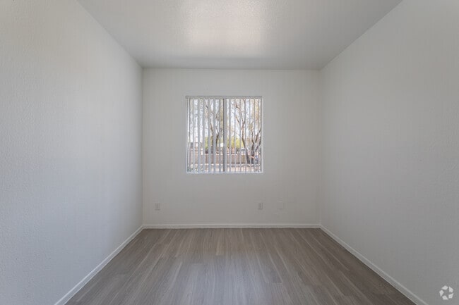 1BR, 1BA - 567 SF - The Axis on Mcdowell