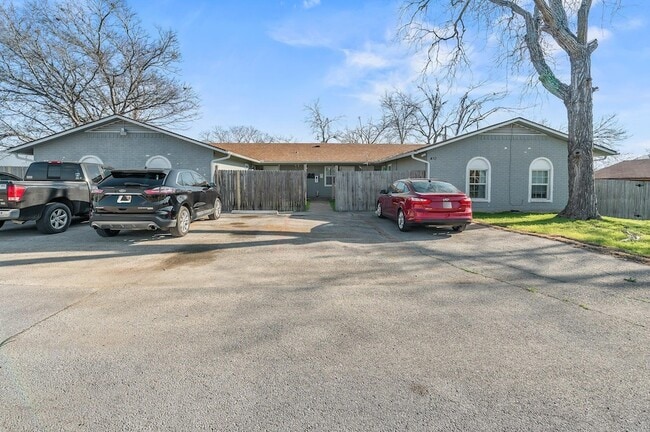Building Photo - 410 Old Thorndale Rd Unit D