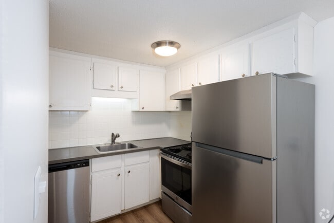 1BR, 1BA - 750SF - Kitchen - ReNew Taunton Apartment Collection