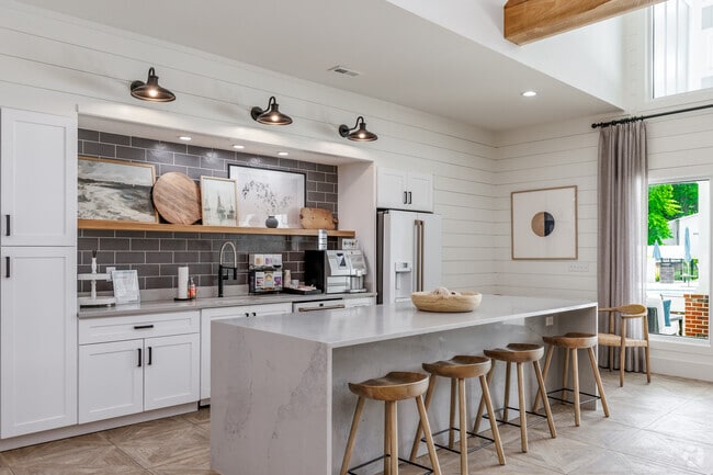 Clubhouse - Four Seasons