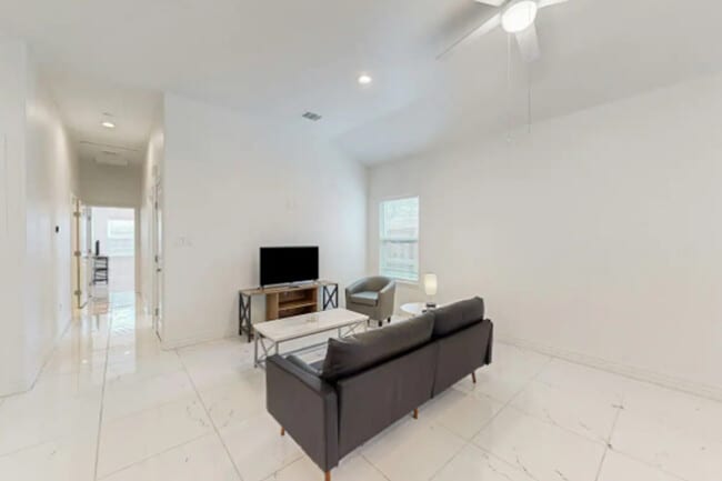 Building Photo - 702 5th St Unit ID1268425P