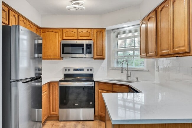 Building Photo - 2135 Acklen Ave Unit 10