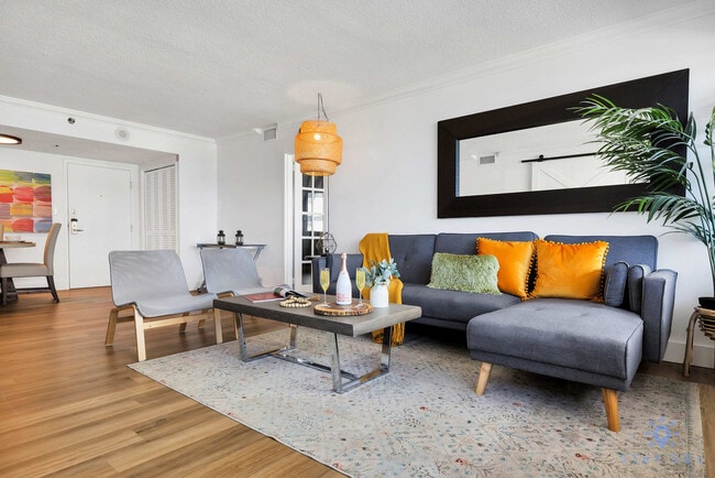 Building Photo - 5225 Collins Ave Unit ID1227482P