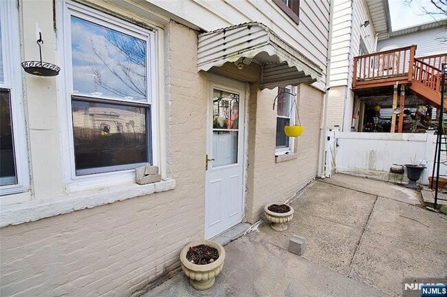 Building Photo - 229 8th St Unit REAR