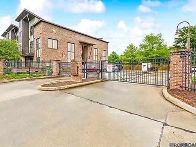 Building Photo - 333 E Boyd Dr