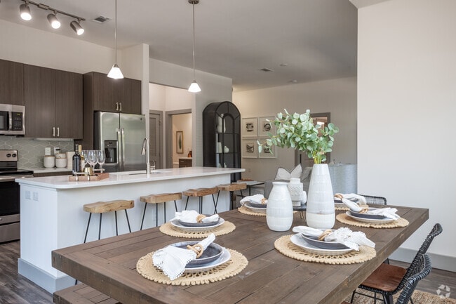 2BR, 2BA - 1306SF B2G/F - Dining Area - Creekside at Crabtree