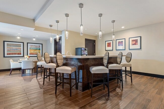 Entertainment bar - The Reserve at Tysons Corner