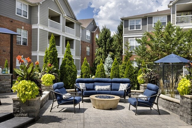 Outdoor lounge space - Lake Clearwater Apartments