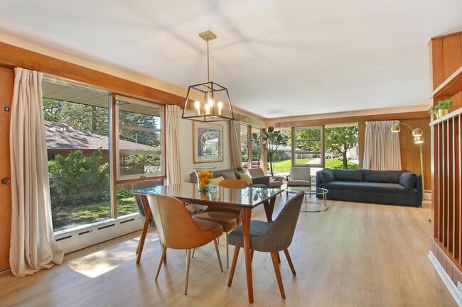 Building Photo - 2401 Hyde Park Ave Unit ID1265535P