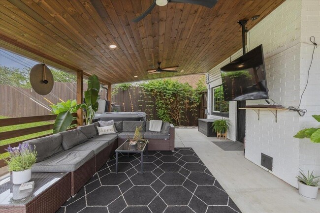 Photo - 208 Skyloop Dr