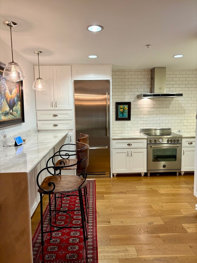 Photo - 175 W Saint James St