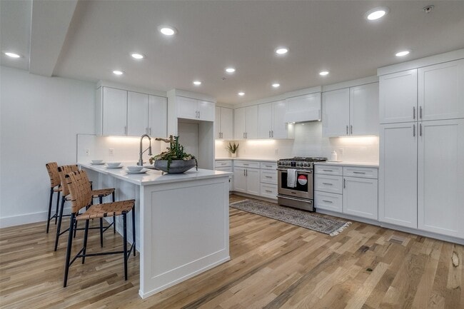 Building Photo - 4701 San Jacinto St Unit 104