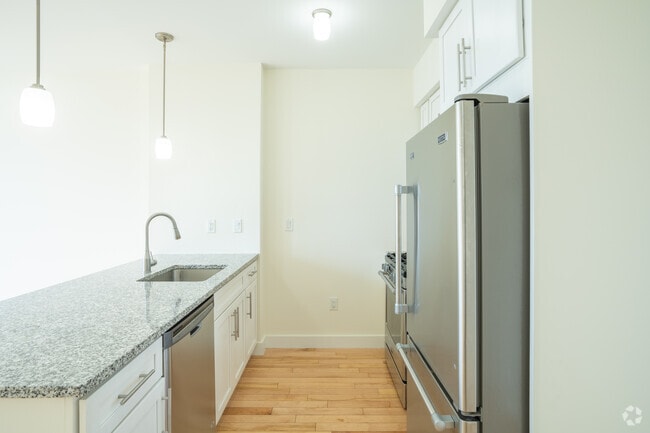 1 BR, 1 BA - Kitchen - 560SF - 603 Concord