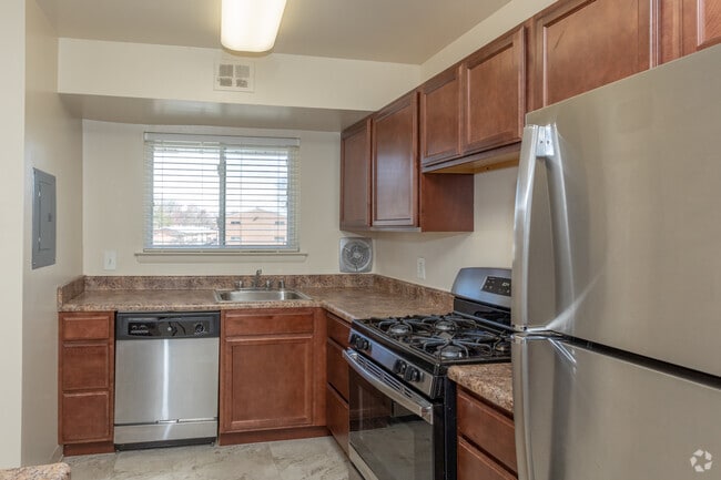 2BR, 1.5BA - 943 SF - Idylwood Village West