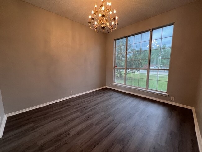 Photo - 2805 Crater Lake Ln