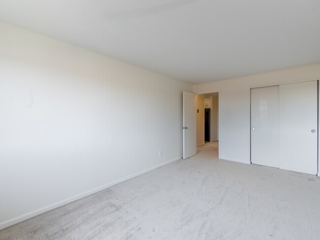 Living Room - Pheasant Run Apartments