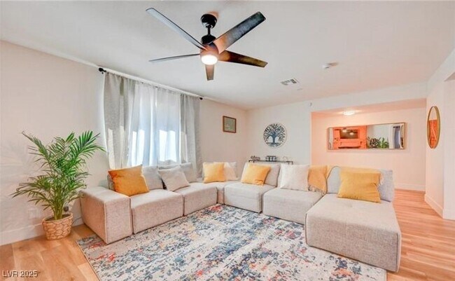 Photo - 1821 E Oakey Blvd