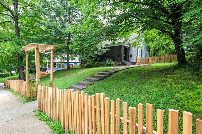 Building Photo - 610 N Olive Ave