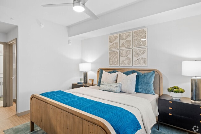 2BR, 2BA -990SF - River North