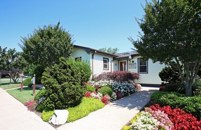 Beautiful Landscaping - Lake Bradford Apartments