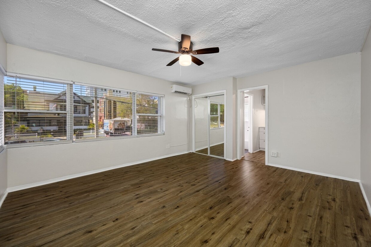 Floor Plan - Bigger Studio w/ Separated Kitchen