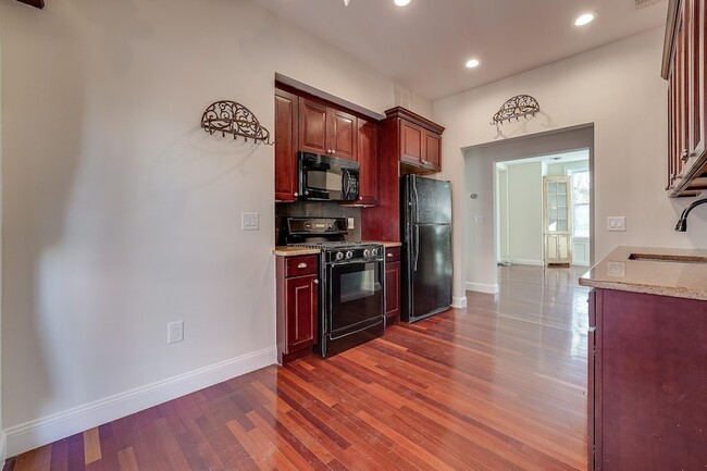 Photo - 880 Summit Ave