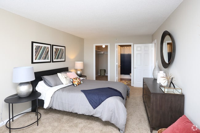 Bedroom with Closet | Louisville Apartments | Crescent Centre Apartments - Crescent Centre Apartments & Townhomes