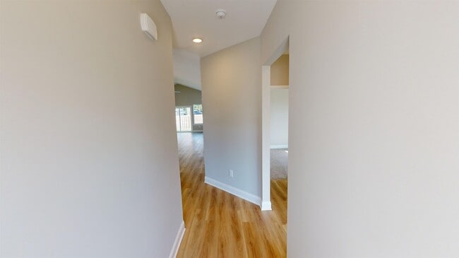 Photo - 1048 Moen Lp