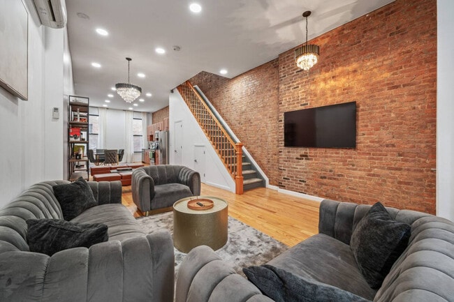 Building Photo - 283 Pleasant Ave Unit ID1316446P