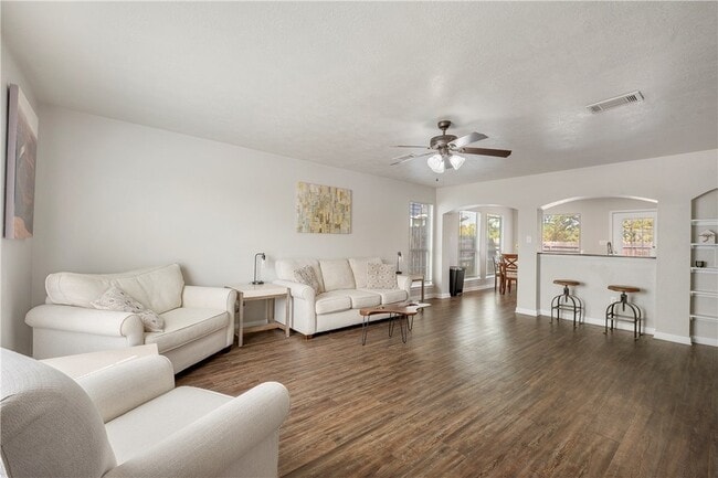 Photo - 2919 McLaren Dr