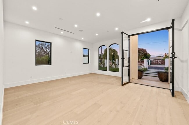 Photo - 8065 Lloyd Ave