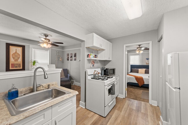 Building Photo - 1322 W 69th St Unit ID1061088P