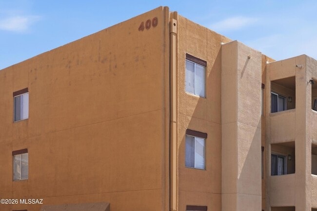 Building Photo - 1810 E Blacklidge Dr Unit 416