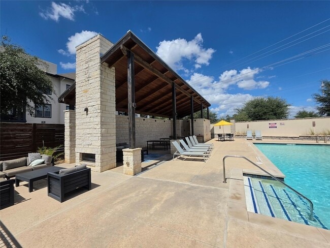 Building Photo - 13705 Zink Bnd Unit 31