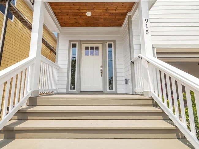 Building Photo - 915 E 37th St