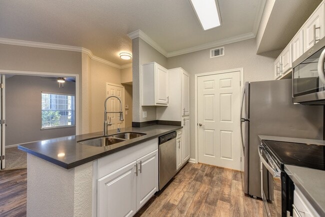 Building Photo - River Oaks Apartment Homes